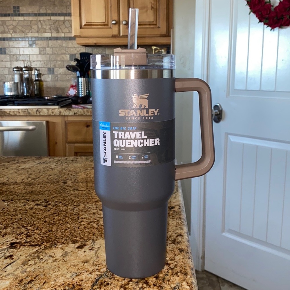 BNWT Stanley Brand Adventure Quencher Travel Tumbler 40 oz mug in color coal